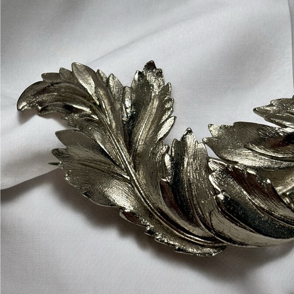 Pegasus Coro Vintage Textured Leaf Design Brooch 3-3/4” - Picture 5 of 12